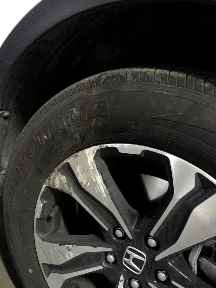 本田CR-V 右前轮胎 轮毂被撞，轮胎轮毂要换吗？