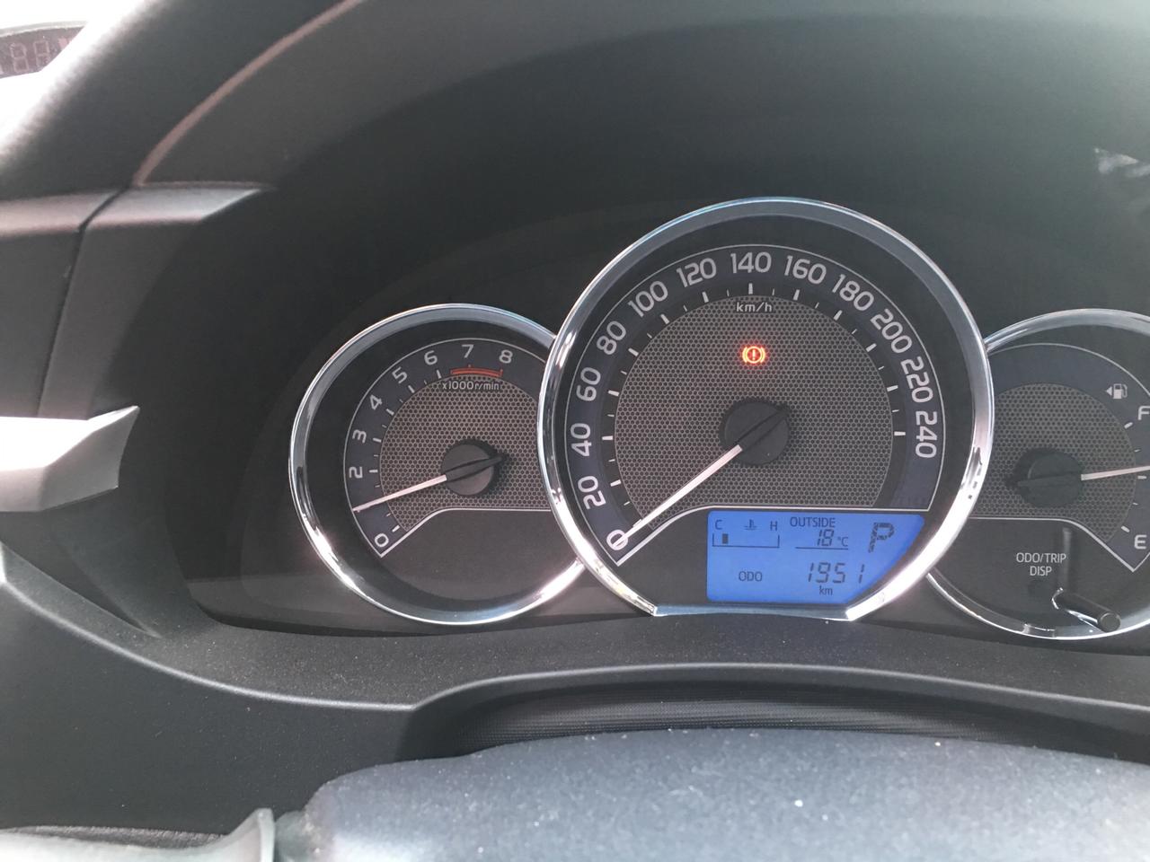 丰田卡罗拉 这个车刚启动，发动机温度表是不是正常的，一点一点的在往右边移动