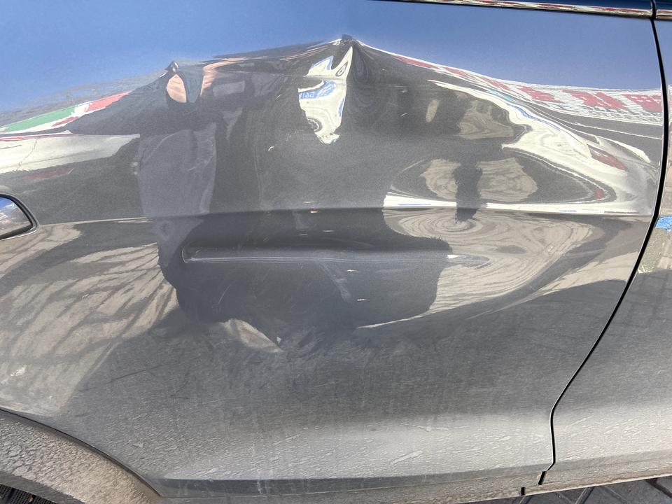 领克06 汽车右后车门刮了。没伤到漆。但车门变形了，保险公司出险。但保险公司推荐的修配厂的修理方式方法不赞同