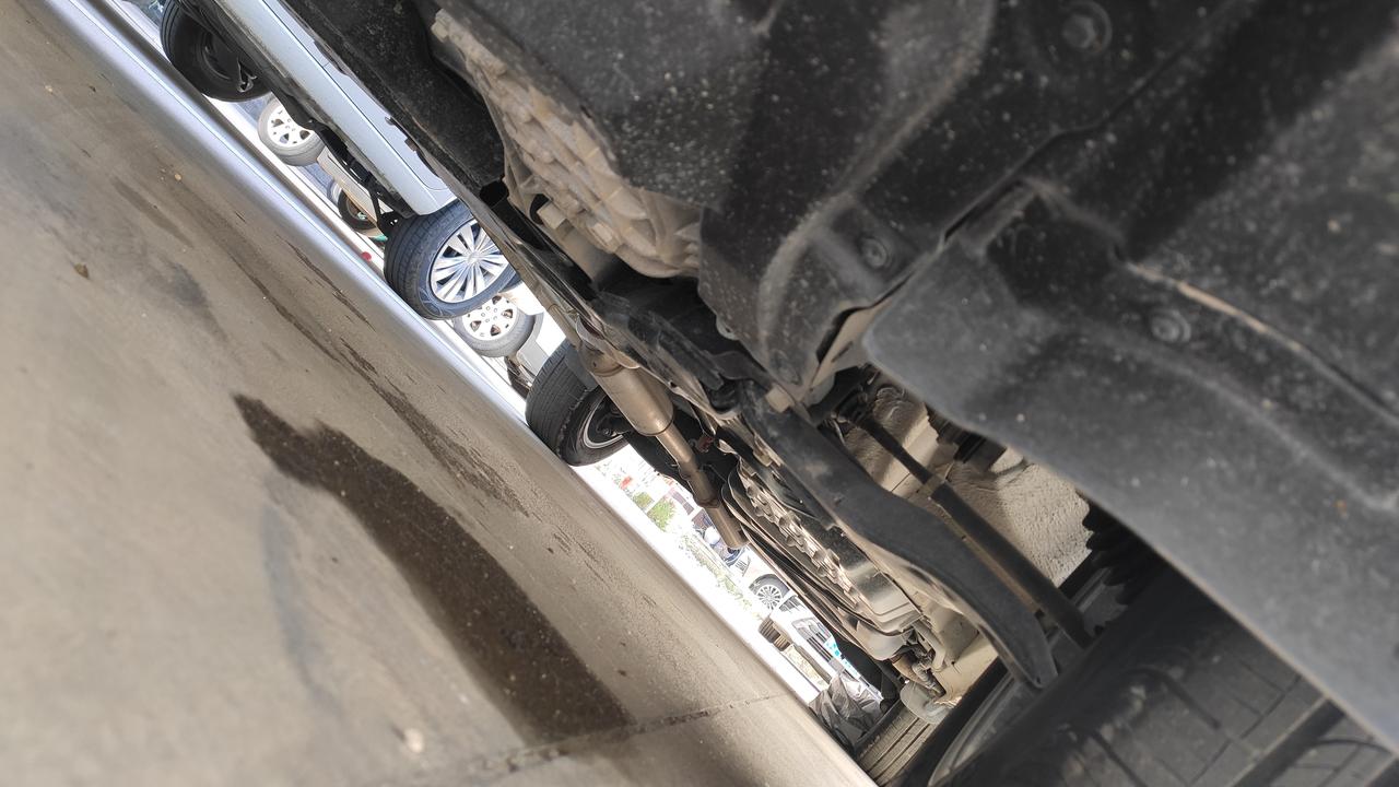 长安CS75 不知道是我的漏油，还是别人停在这里的漏油，看了也没看见车上有漏油的地方，前车轮位置，还有这胎压不给去那里打