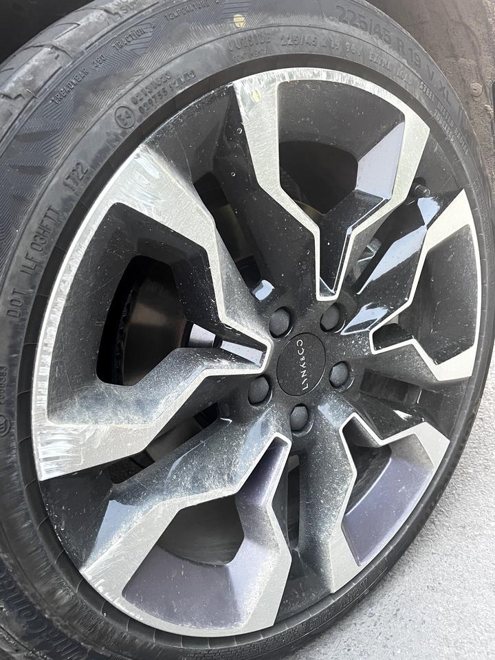 领克06 刚提车四天轮毂就被刮花了，也看不出来轮胎有没有事，有必要去修复轮毂吗