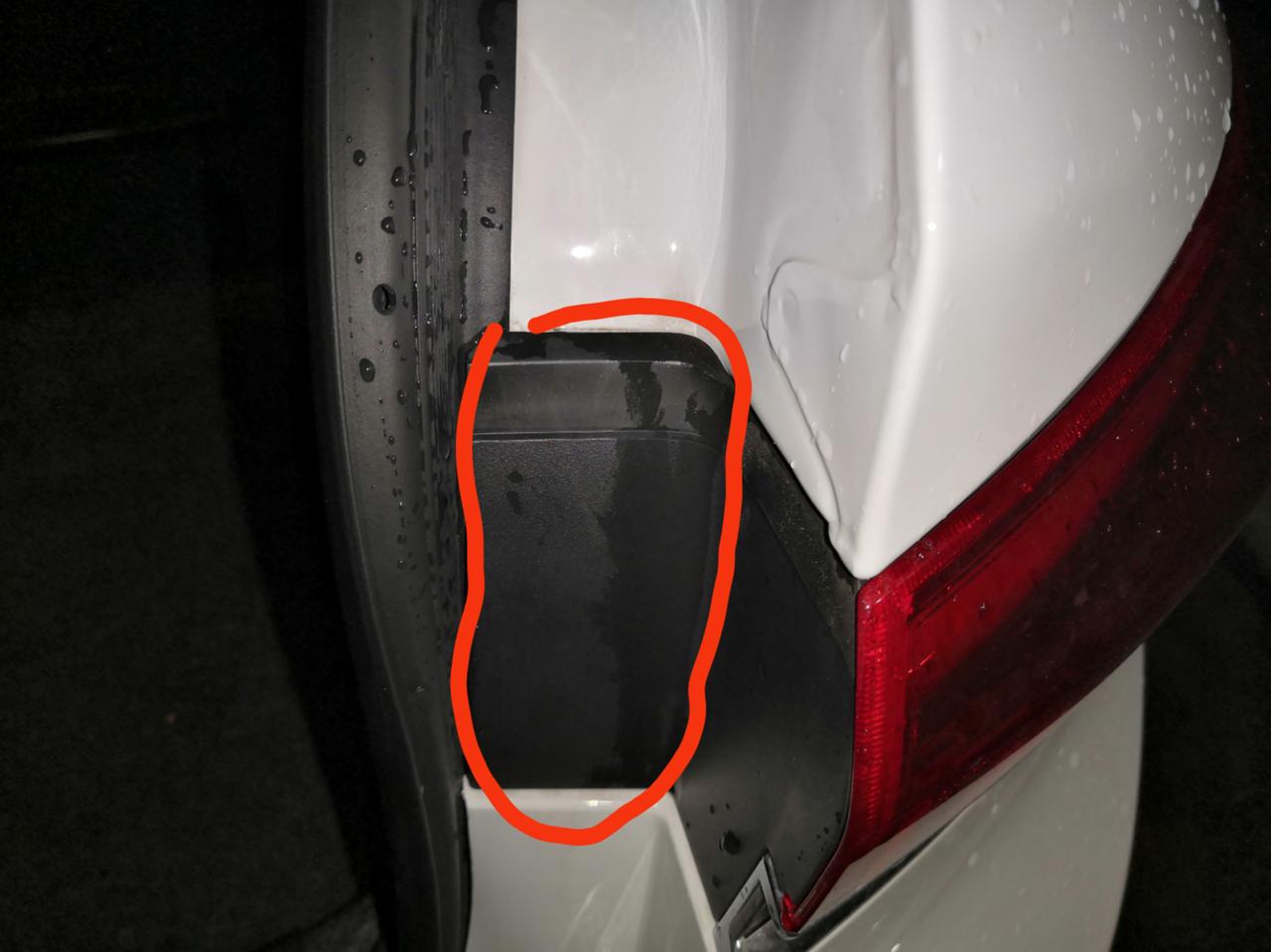 别克英朗 洗车时水从这块黑色的后尾灯垫的缝隙里流入后备箱的备胎下边是怎么回事，要怎么解决