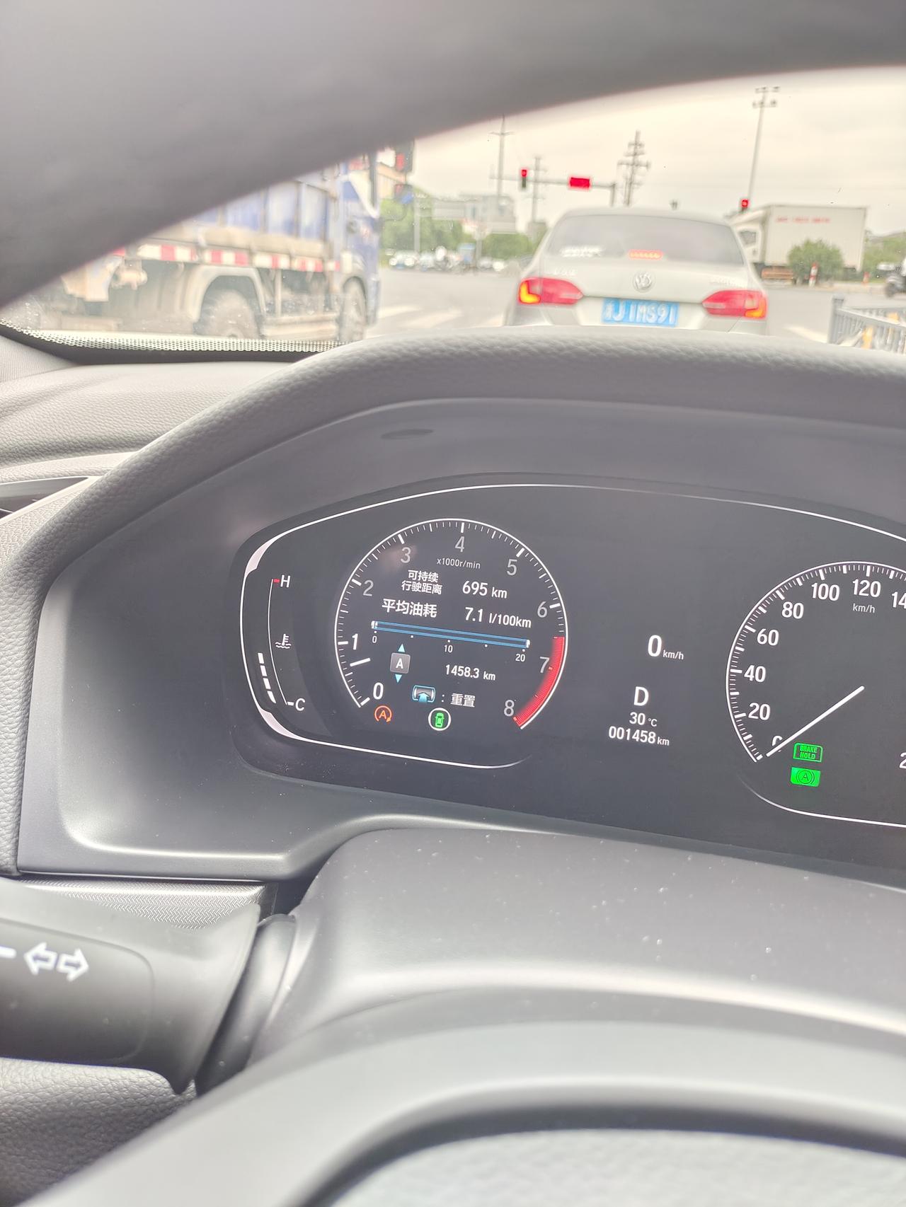 本田英仕派 等红绿灯时拍下的，转速是不是有点低，正常车子怠速不应该都是在900转左右吗?