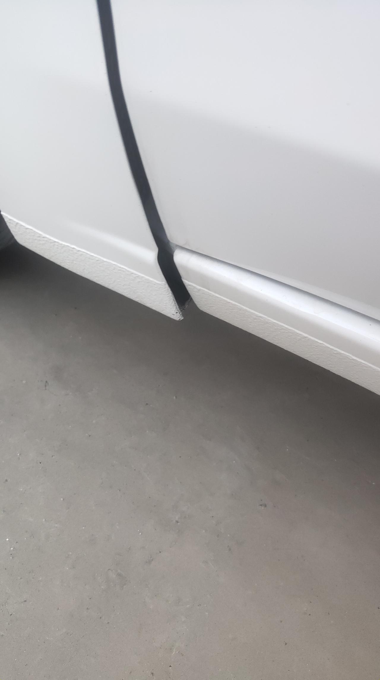 别克英朗 车友们，你们车门有这个缝隙吗？怎么处理的？