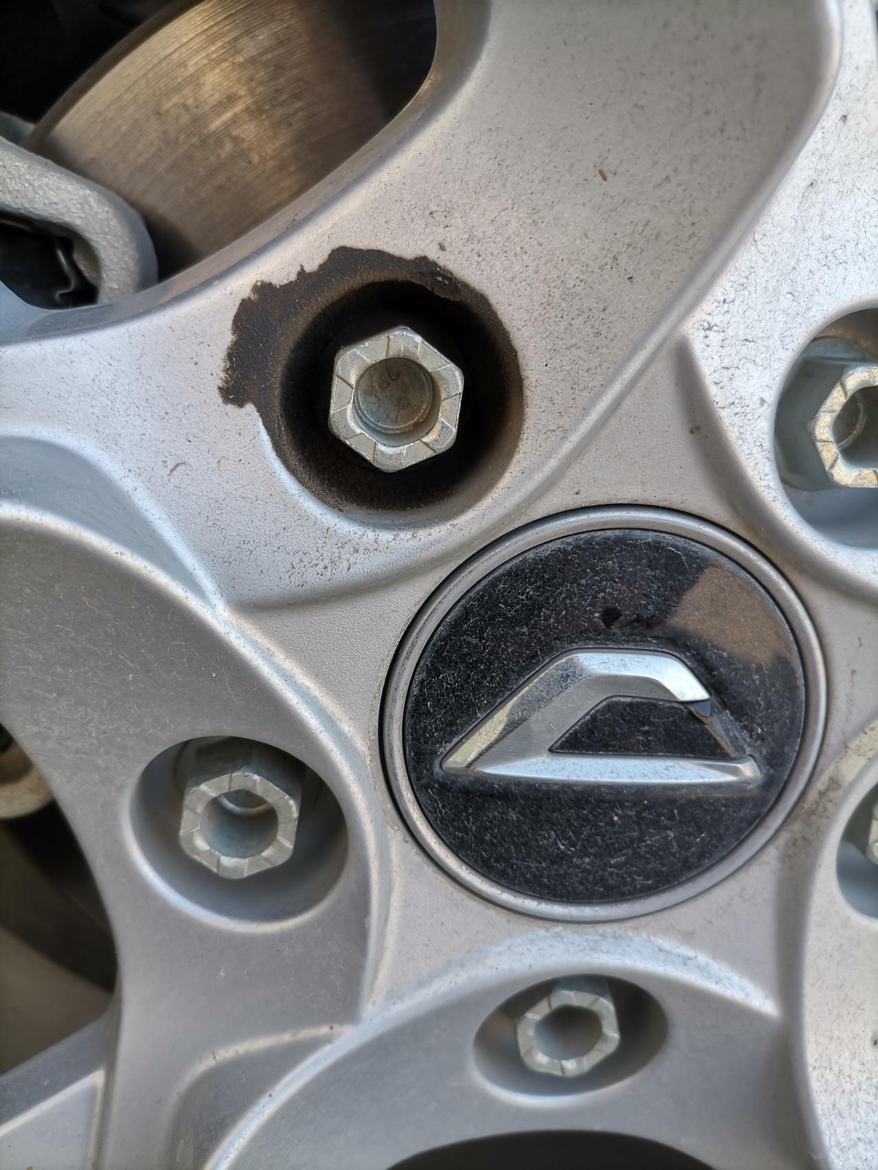 捷达VS5 ，一个螺丝孔漏油，是不是哪里坏了。新车不到一年