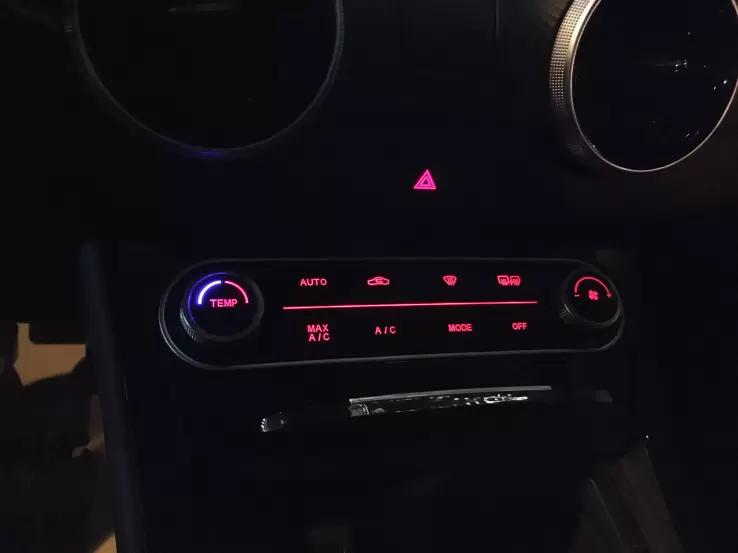 东风风行风行T5 EVO 这个按钮的背景灯白天白色的还好晚上自动变红色好丑啊有车友知道哪里可以设置吗