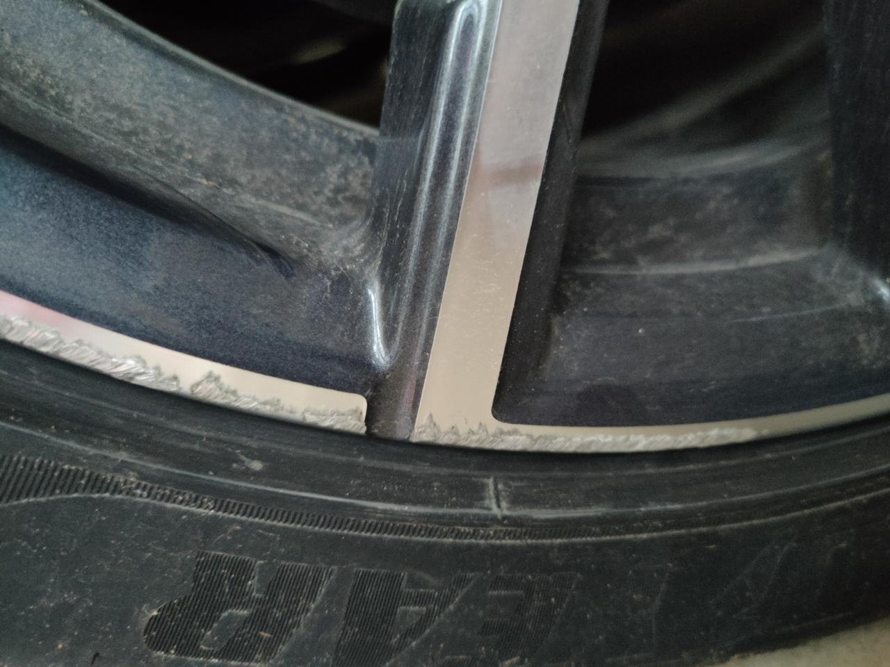 宝马3系 ，轮毂被马路牙子擦伤，这样的需要修复下吗？对行车安全有影响吗？会生锈吗
