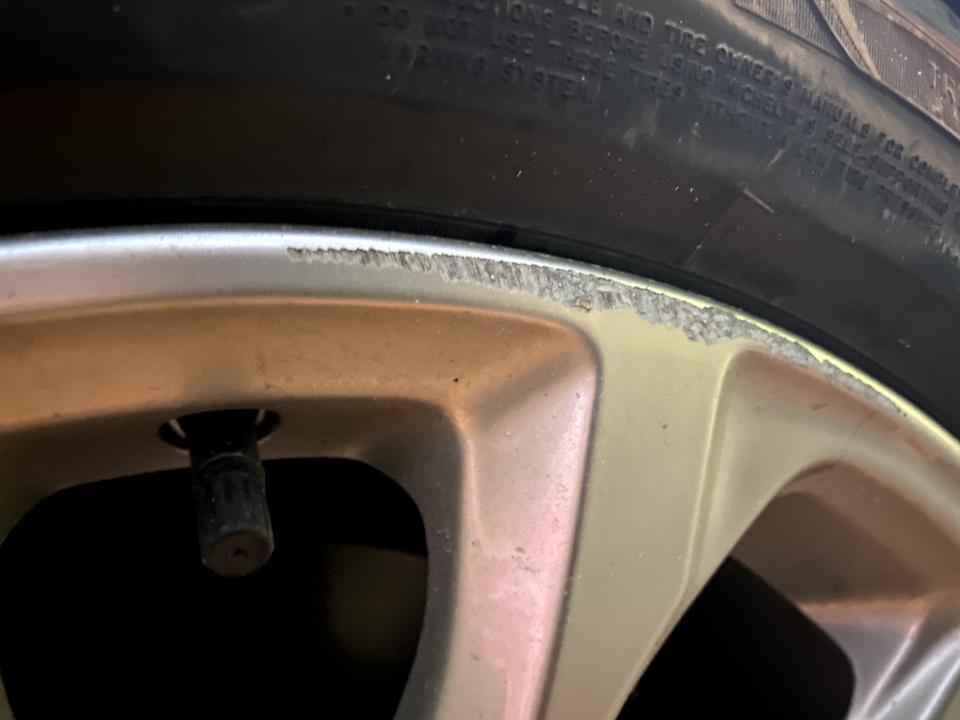 凯迪拉克CT5 车轮毂刮了，不知道有没有漏底漆？豪华版车轮毂是什么颜色，可以在网上买个修复工具把轮毂修复吗