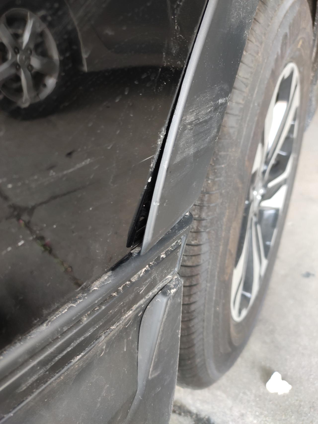 本田CR-V 老哥，一个问题，早上倒车不小心刮到后轮胎这个位置的，然后这里突出来了，里面是个卡扣，但是摁不进