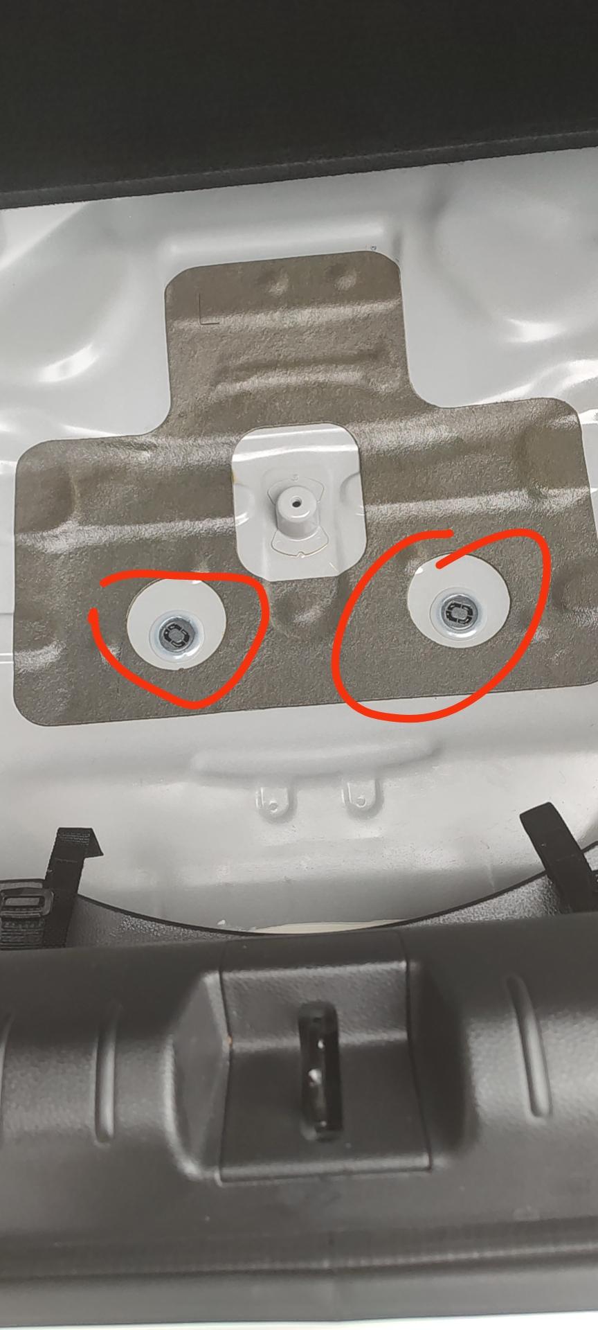 思域后备箱底下这两个小孔是用来干嘛的？如果是漏水的话为什么我洒在上面的菜油漏不下去呢