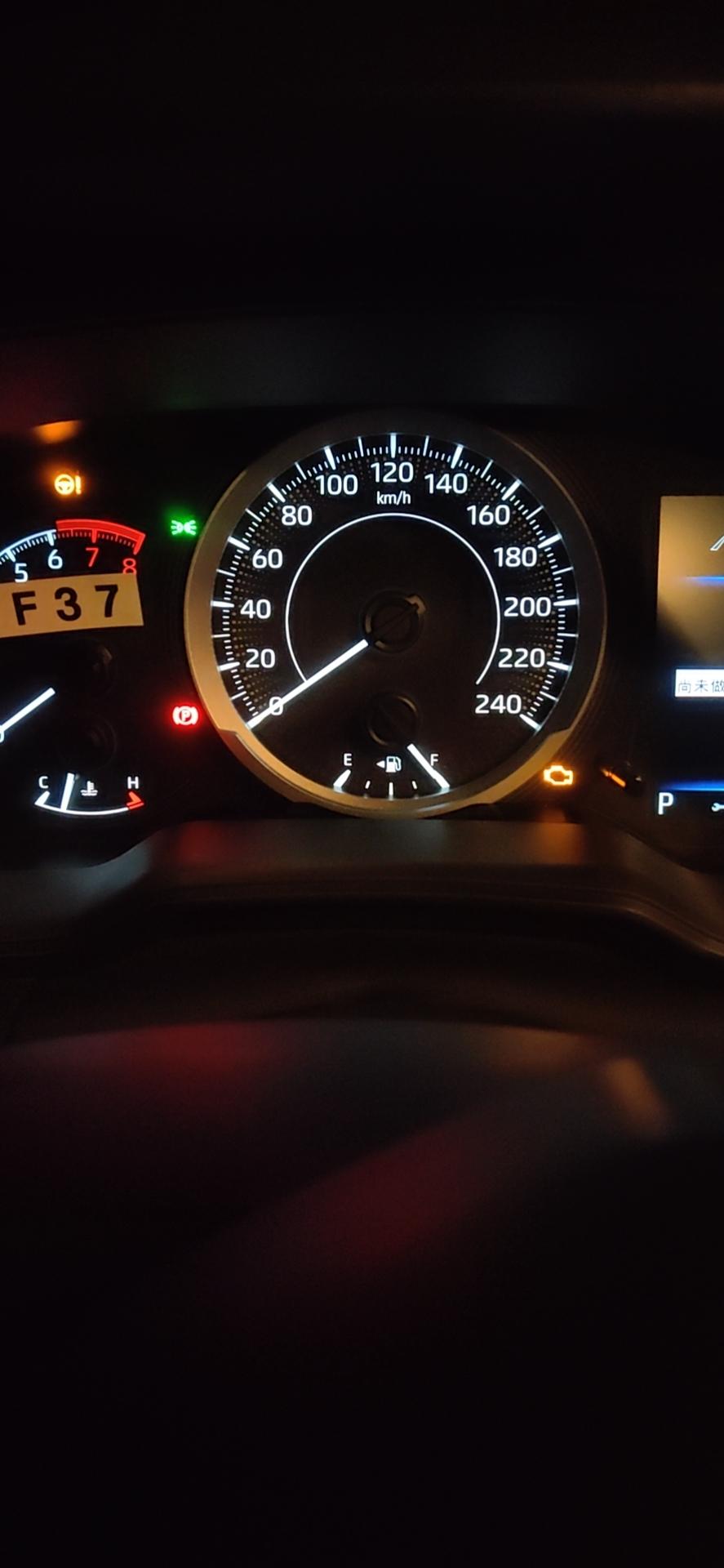 丰田卡罗拉 新车回来以后，发动机故障灯esp转向灯一直亮，打着火就灭了是怎么回事？？