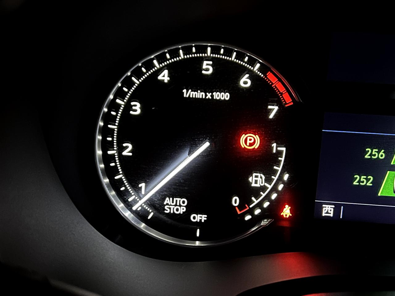 凯迪拉克XT5 行驶中停下来等红绿灯的时候怠速的转速怎么一会700左右，一会1000左右啊，什么原因?？