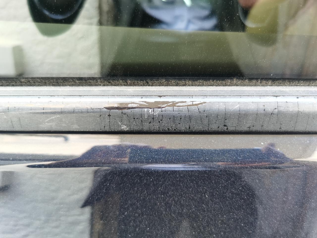 凯迪拉克XT5 车漆保护贴纸揭下来后留下的可能是不干胶残留物。如何不伤漆清除干净