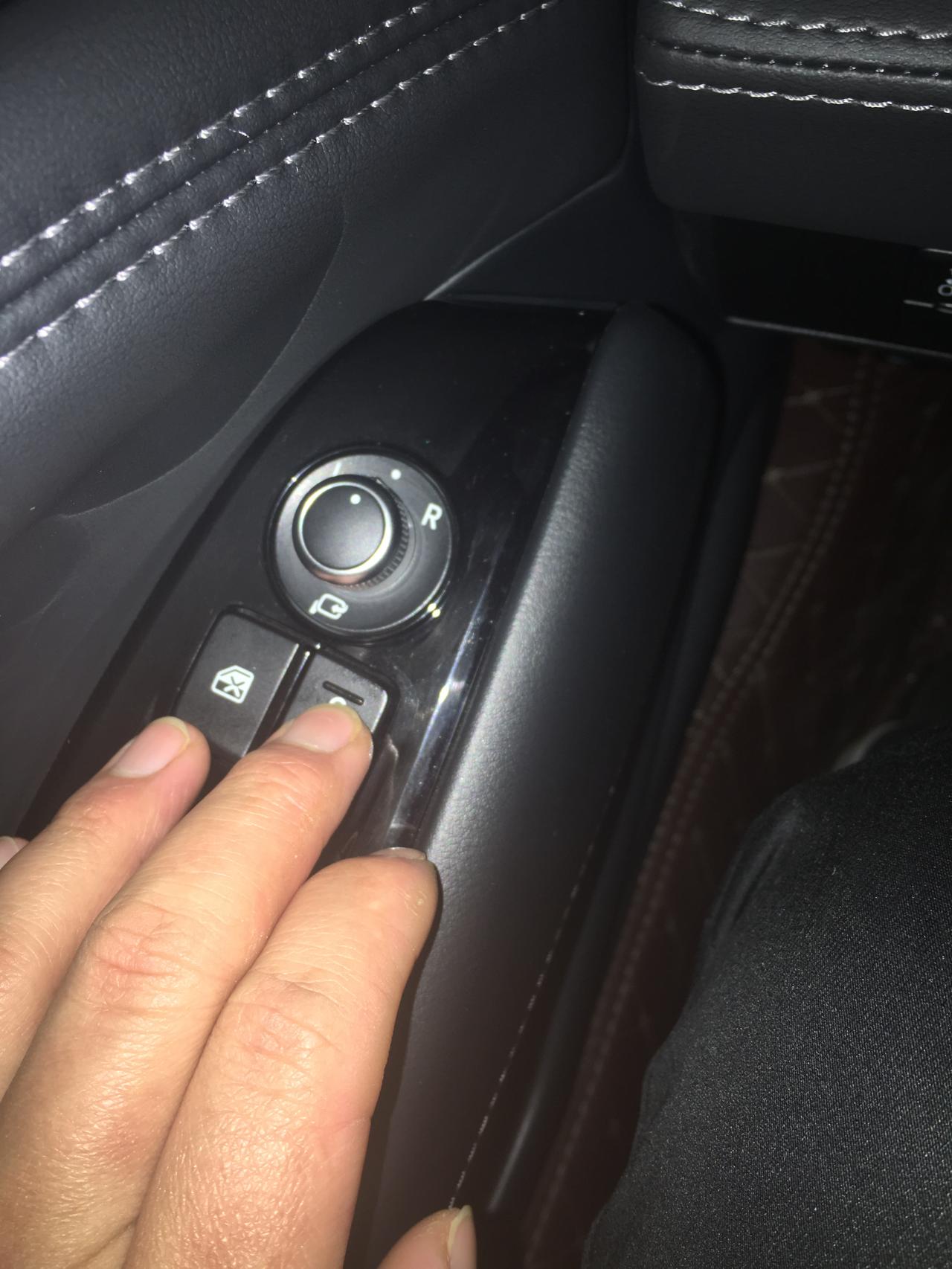 阿特兹20款的这个车门锁按钮锁不住副驾驶的车门吗 怎么在车内 副驾驶的车门一拉就开了？ 是不是我的车门锁坏了