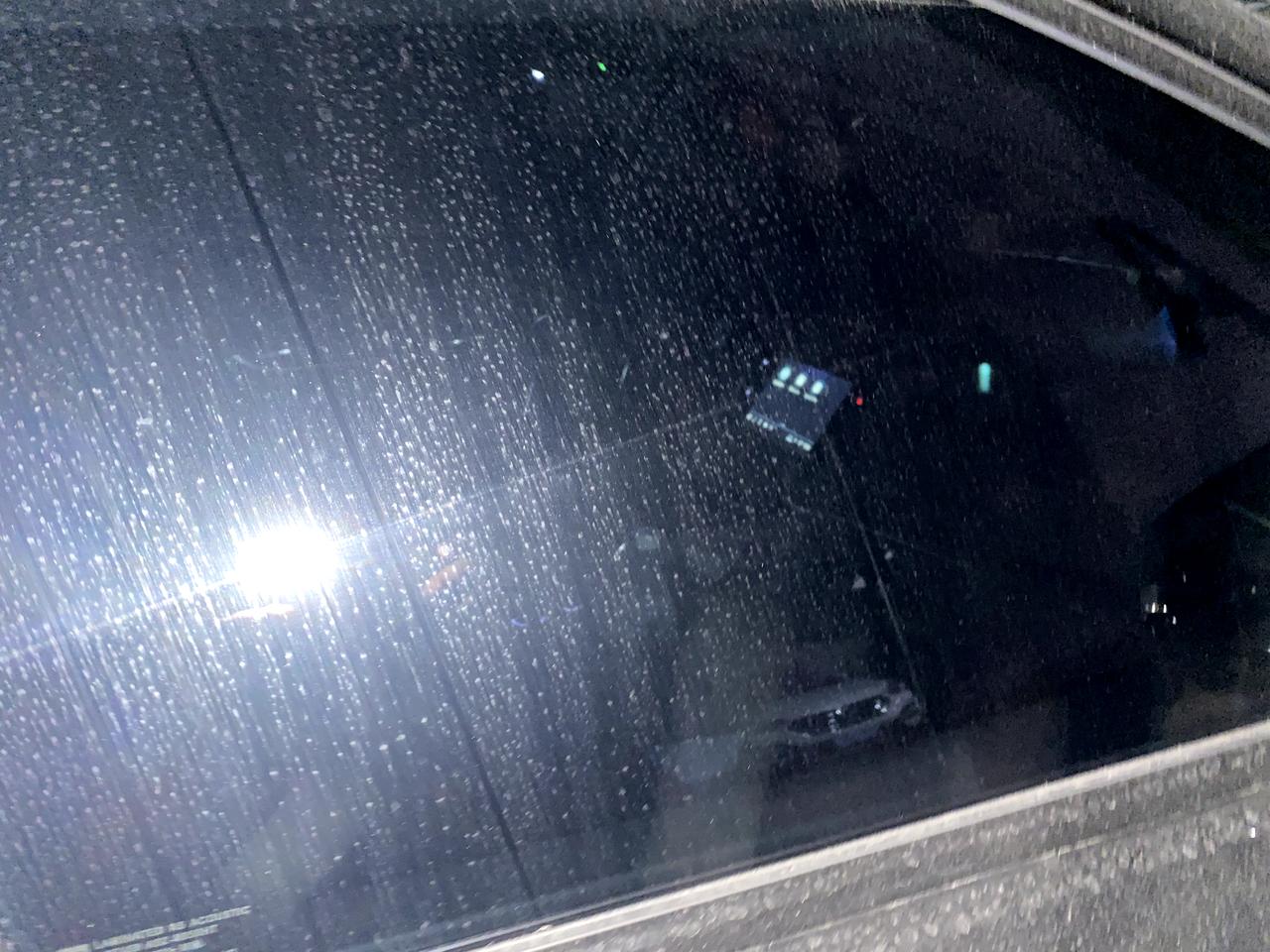 凯迪拉克XT5 刚提xt5蜂鸟锁车后中控屏幕一直亮着的，隔一会儿弹个空调关闭，我在车外看了10分钟，一直亮着的。这是啥问