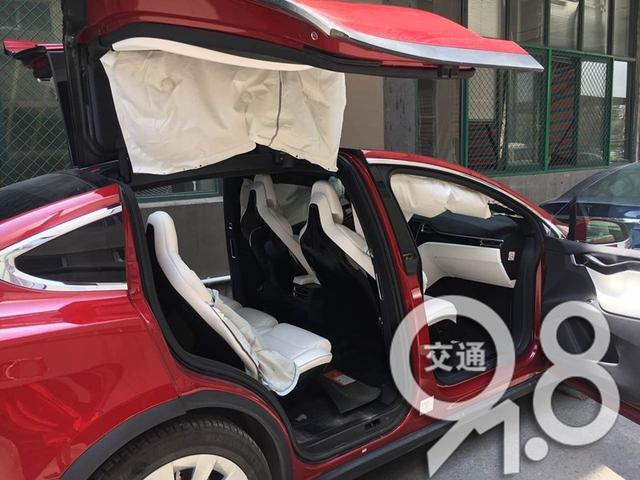 今天看到几张图，Model X有安全气囊是做在座椅里的吗？这样一爆的话，不是连座椅都得换？而且很多人还用座椅套，都能让气