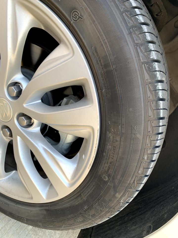 别克英朗 昨天靠边停车，磕马路牙子上了，轮毂擦个印子，轮胎有点破皮，要去修复么？