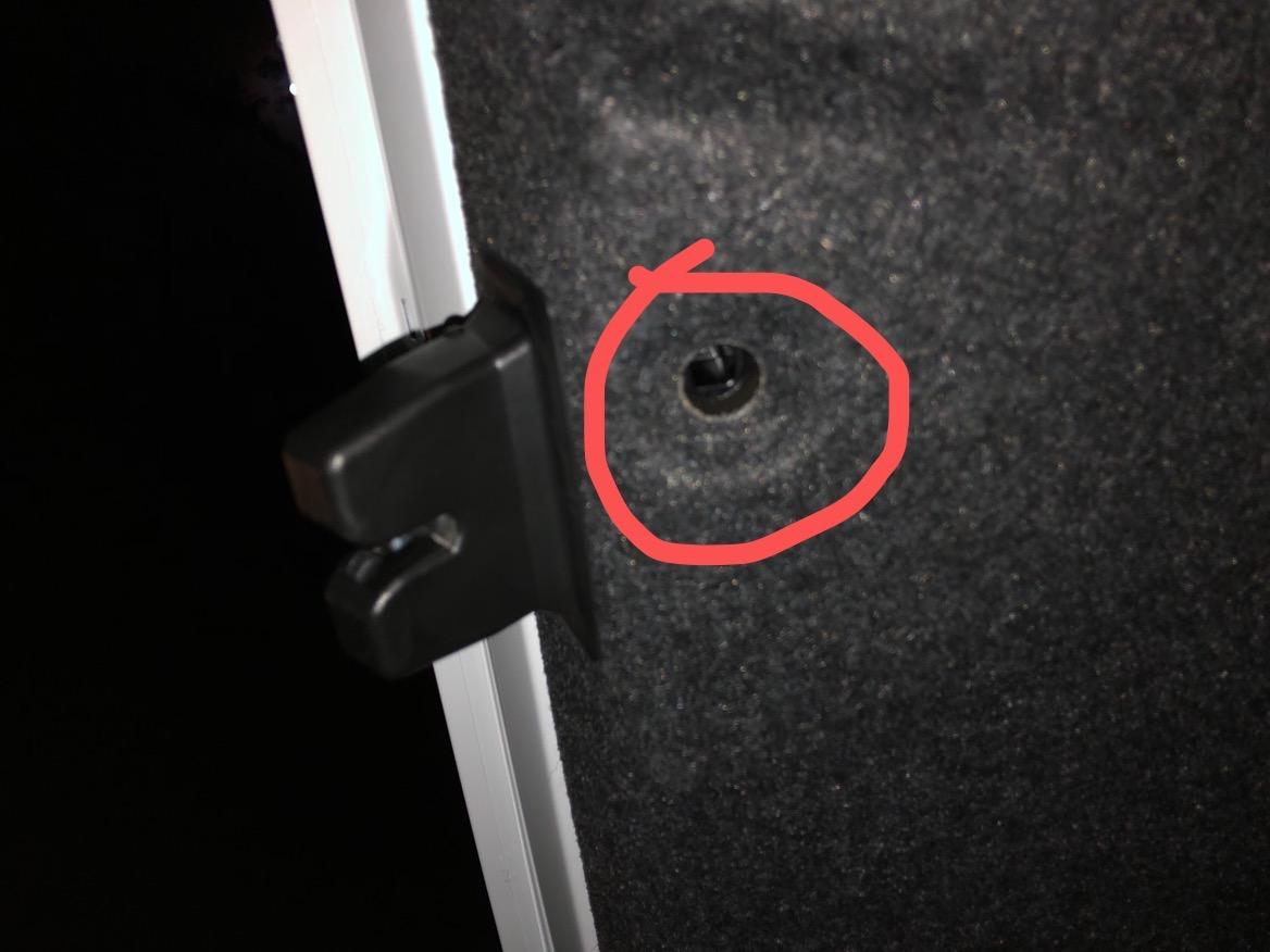 别克英朗 后备箱锁机旁边的这个孔是干的