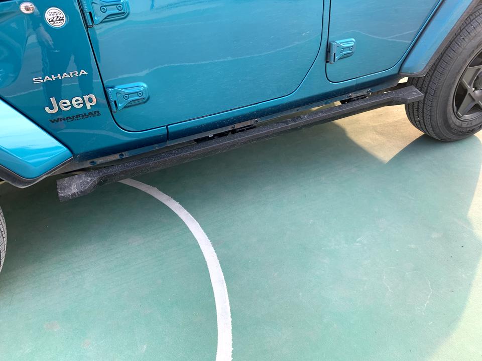 Jeep牧马人 换了电踏以后侧边的螺丝孔漏出来不好看 有什么配件包边可以挡上去吗