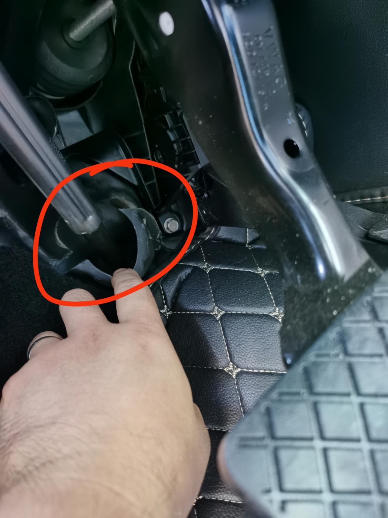大众途昂 XDM,制动踏板前面那根轴底部的橡胶是裂开的，请问这个是出厂就这样，还是质量问题？