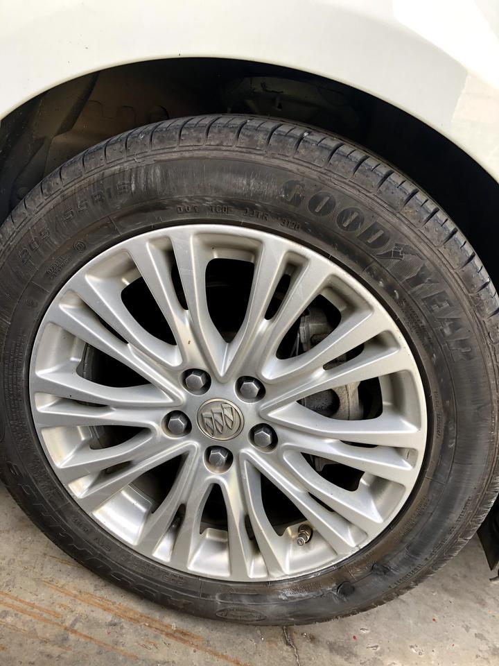 别克英朗 轮胎被马路牙子磕碰到了，这种情况需要更换吗，要是换的话一个还是一对呢？这个多少钱呢？