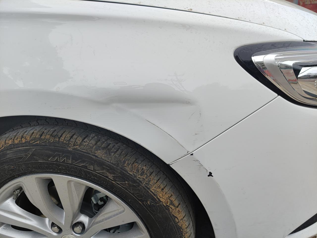 别克英朗 新车买了不到一个月，转弯时刮到了，前轮上门的板子有凹陷，还刮掉两小块漆，这修得多少钱哇