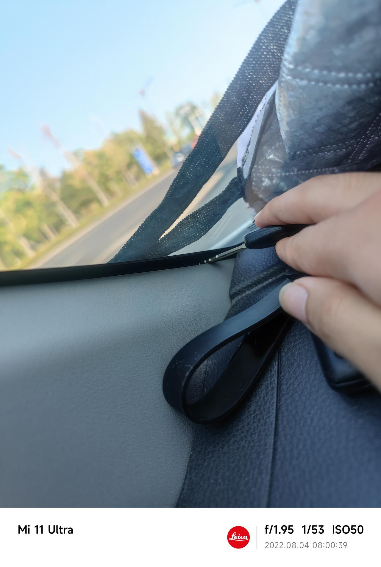 丰田YARiS L 致炫 这个车的前挡玻璃这个夹角这里有缝隙能塞下车钥匙这个正常吗？