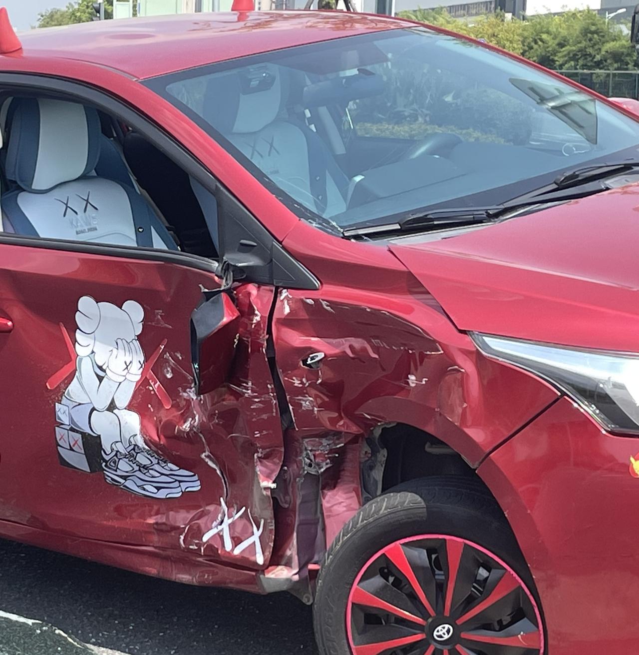 丰田YARiS L 致炫 开车掉头时被直行车辆撞了，交警判这边全责，撞成这样以后卖折价会折多少