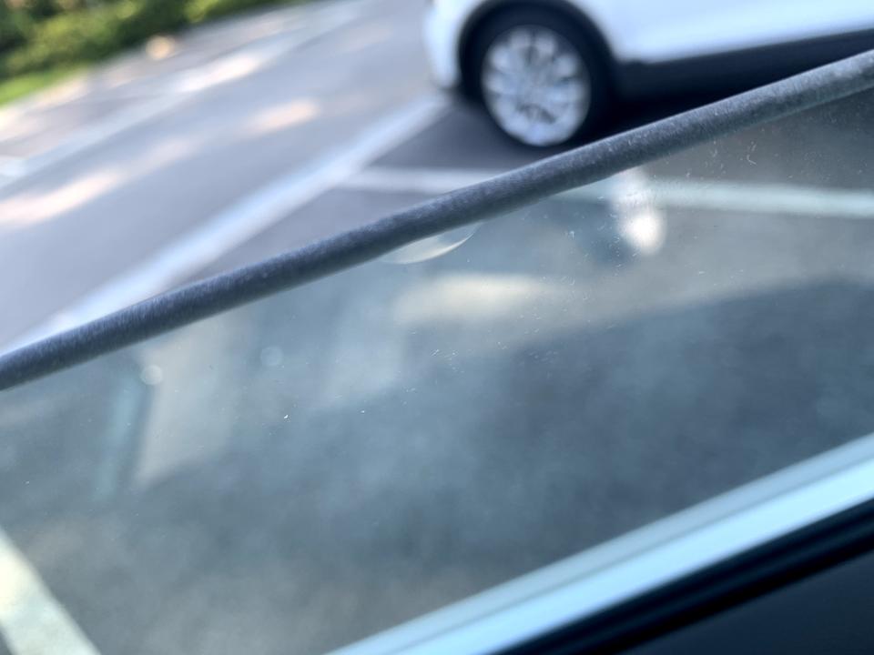 宝马3系 新买的宝马325LiM运动，验车时候没发现，提车回来第二天看到后排右门玻璃有缺陷瑕疵，车门玻璃顶部凹进去一块，像是出厂时候玻璃就不好。这个情况怎么解决