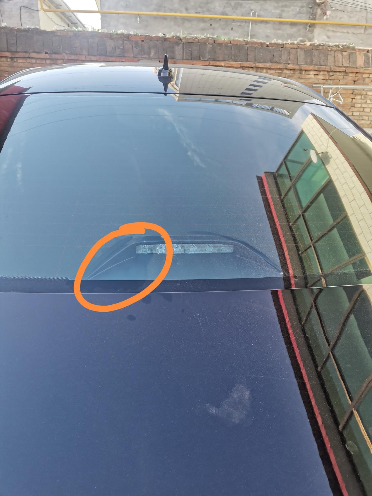 大众帕萨特 11月24提的车，这期间没怎么开，洗完车发现后挡风玻璃高位刹车灯位置（内测）有两道划痕，分别为四厘米和一
