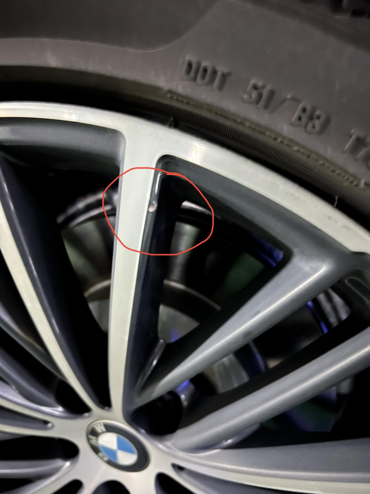 宝马5系 停车习惯性检查发现轮胎侧面掉了一块，轮毂挂了。还有轮毂像是磕掉了一块，有点没搞明白咋弄的。下这个影响行车安