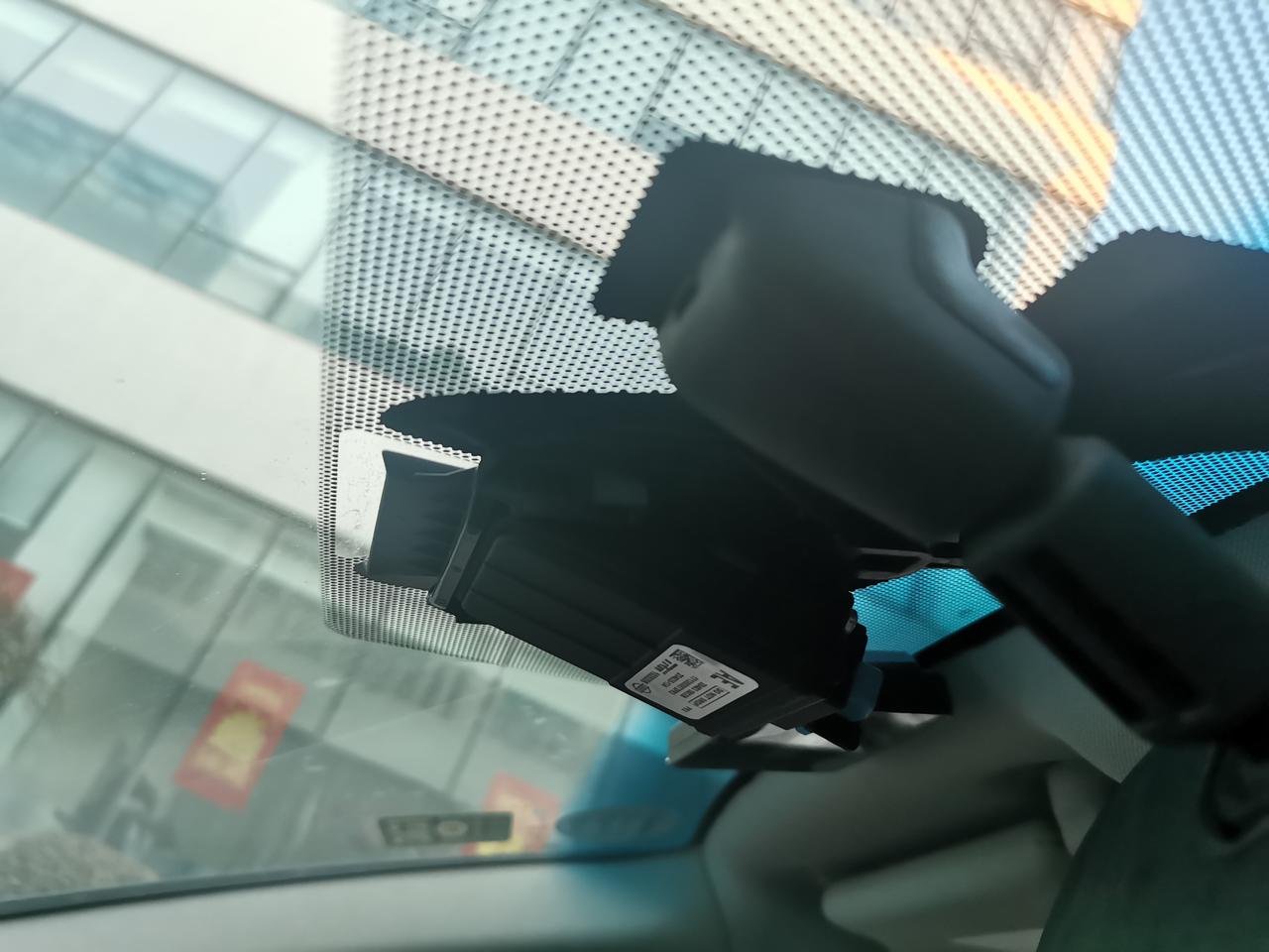 2017款的天籁内视镜旁边的黑色盒子是行车记录仪吗