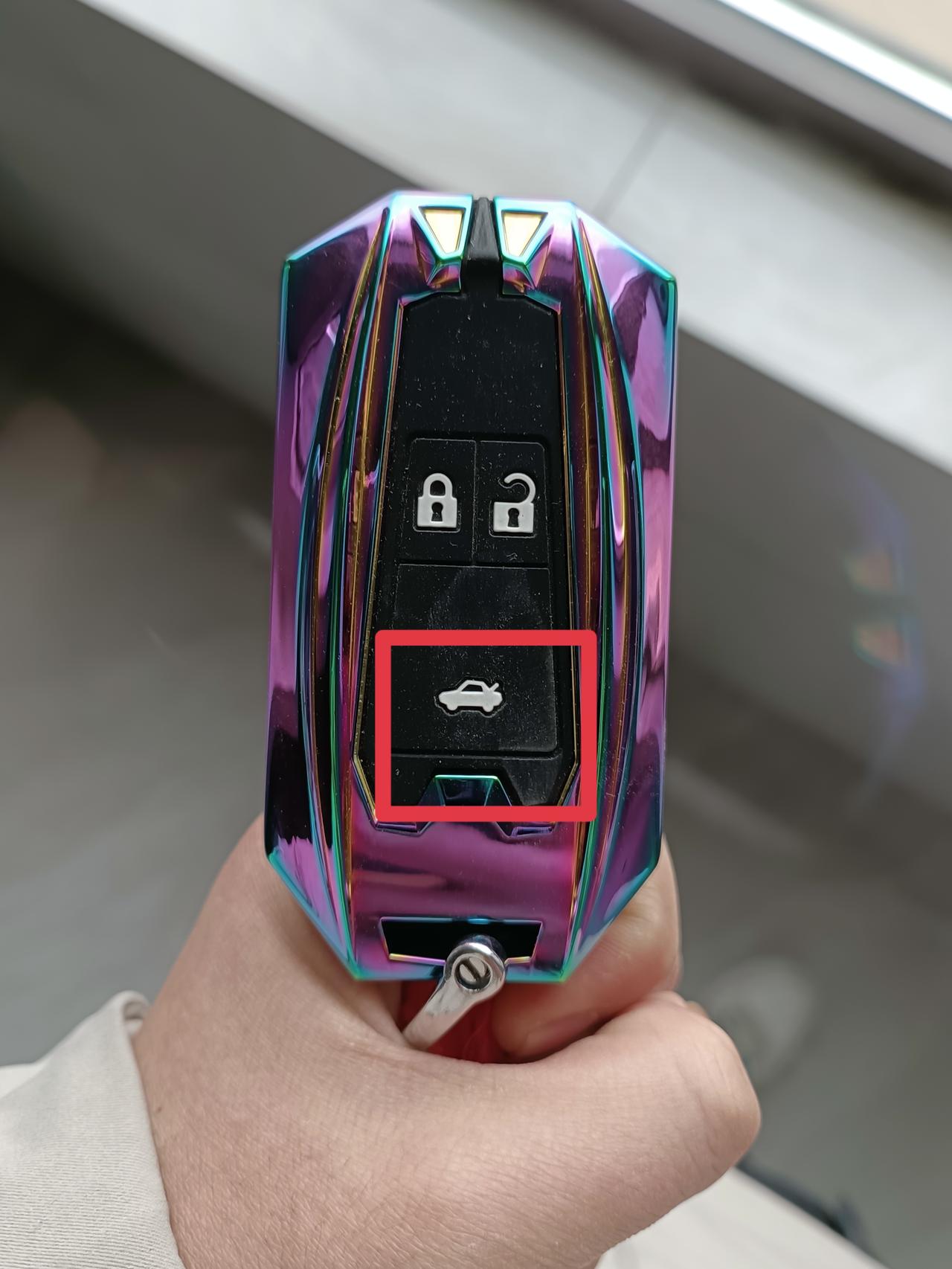 有没有那个车友可以告诉我，18款瑞虎8豪华型的车钥匙上面那个后备箱按键是干什么用的，难道不是开后备箱的？但是为什么摁了没