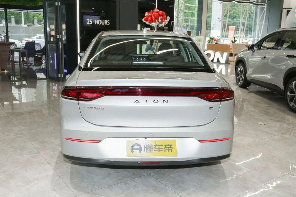 埃安AION S 今天在天津看的最新款魅580 裸车价127800 落地价140800 首付50800（37800是车款
