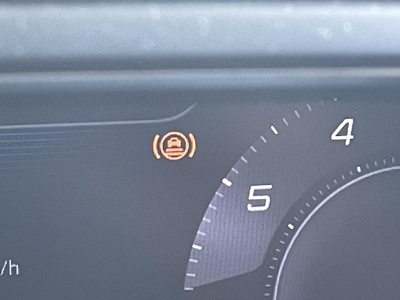 标致508L 哥哥们，问一下，车上有个这样的故障灯，开起来也不会消，是什么故障啊？谢谢答疑