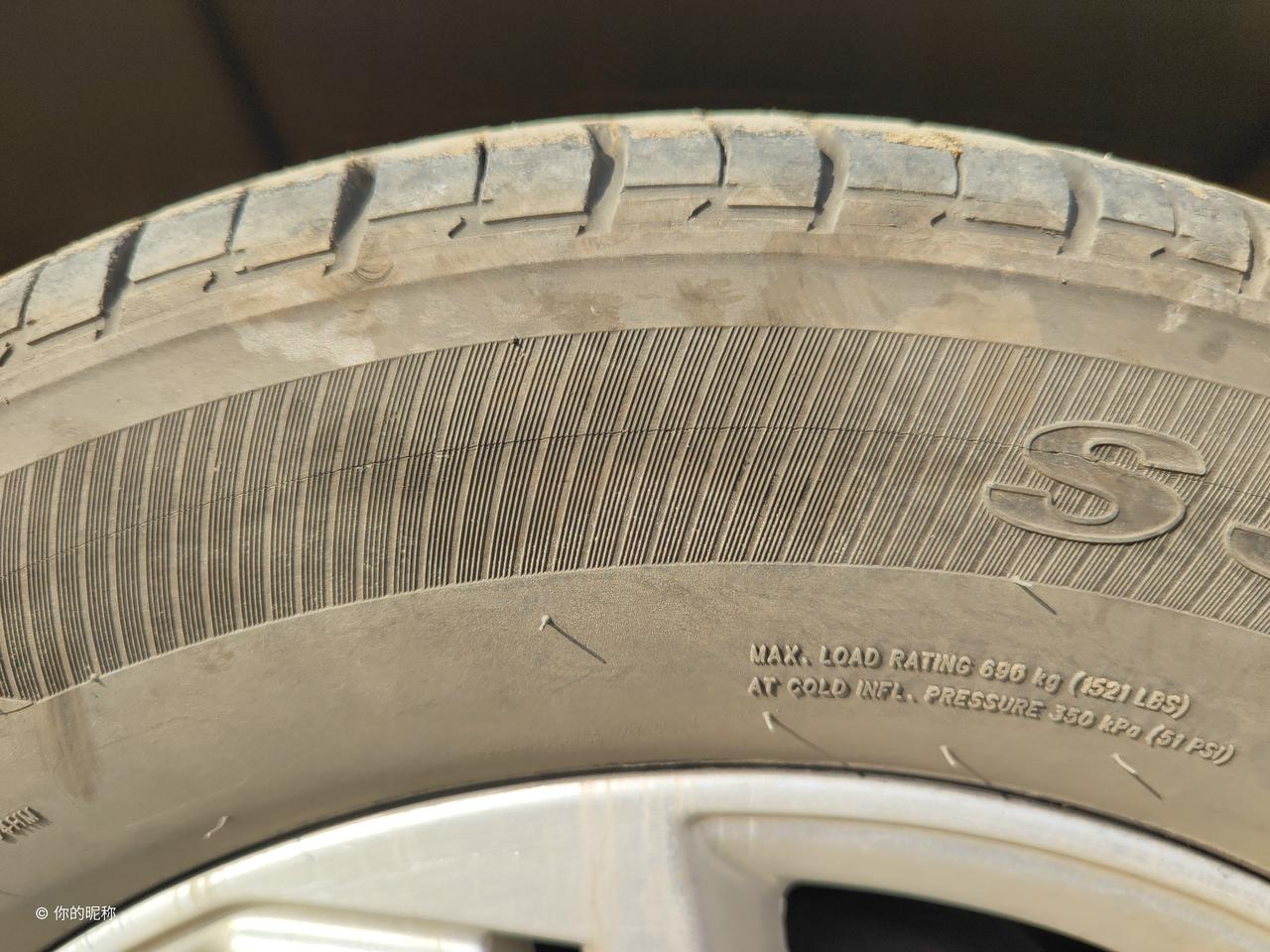 别克英朗 轮胎这有一圈裂痕，影响安全吗？有必要更换吗？