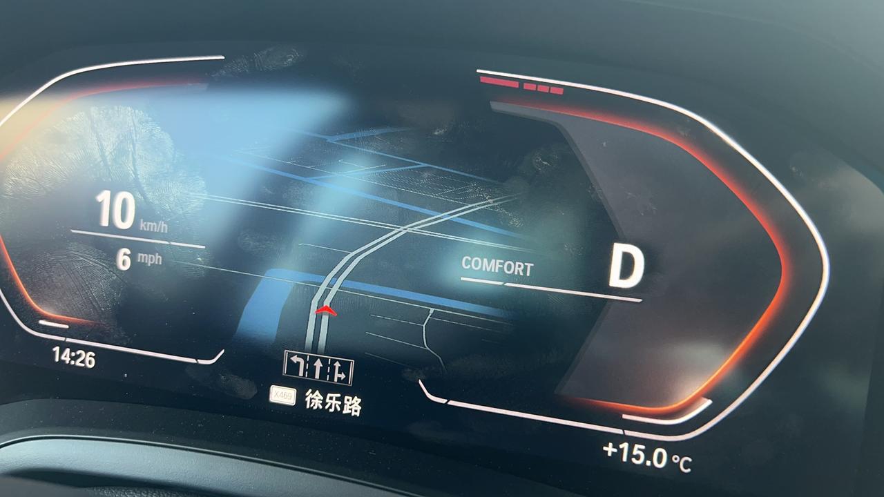 宝马3系 刚买的新车，这个屏幕非常烫，问了售后，说没问题，有人懂吗