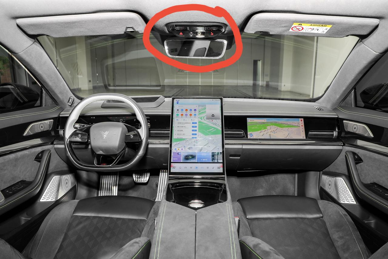 哪吒哪吒S 顶棚上摄像头右边的面板是干什么的啊？还有纯电的大版主驾有没有腿托啊？