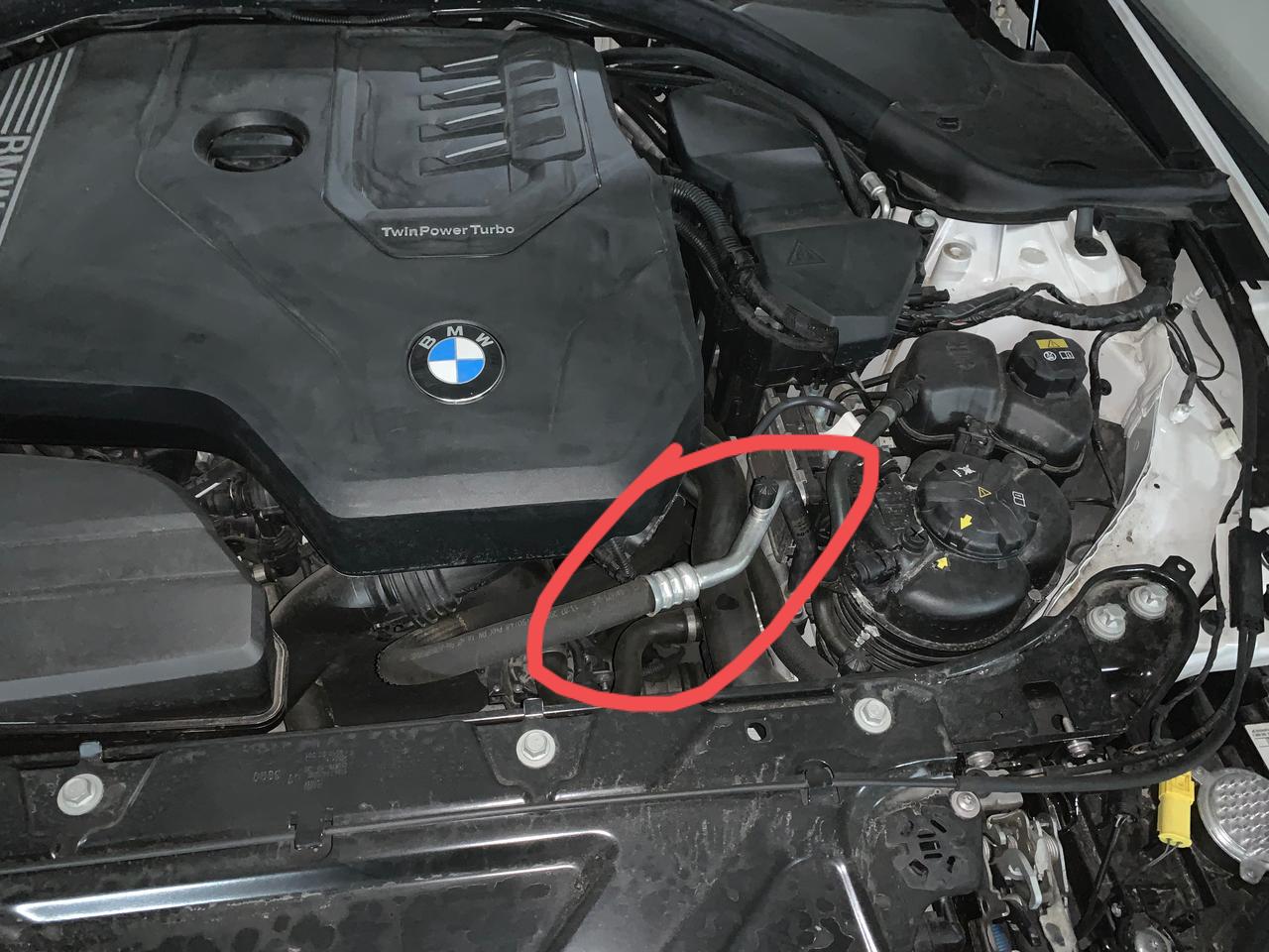 宝马3系 请问有车友知道这是什么管，这是漏水吗？？