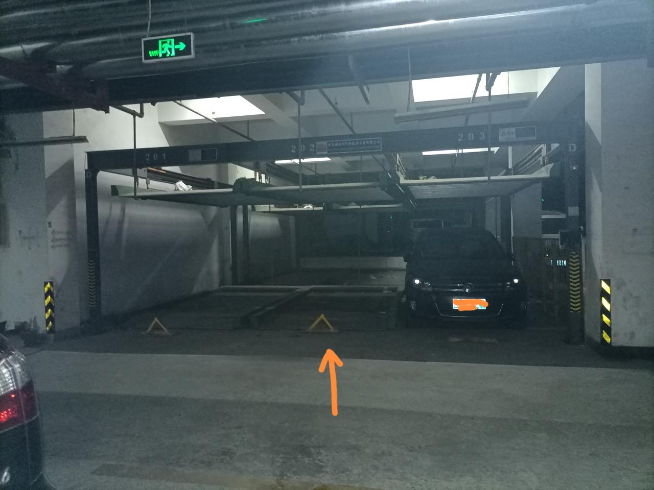 比亚迪秦PLUS DM-i 地面中间是的车位，这种两层的移动车位可以安装充电桩吗？的车位距墙有一个车位阻隔，可以