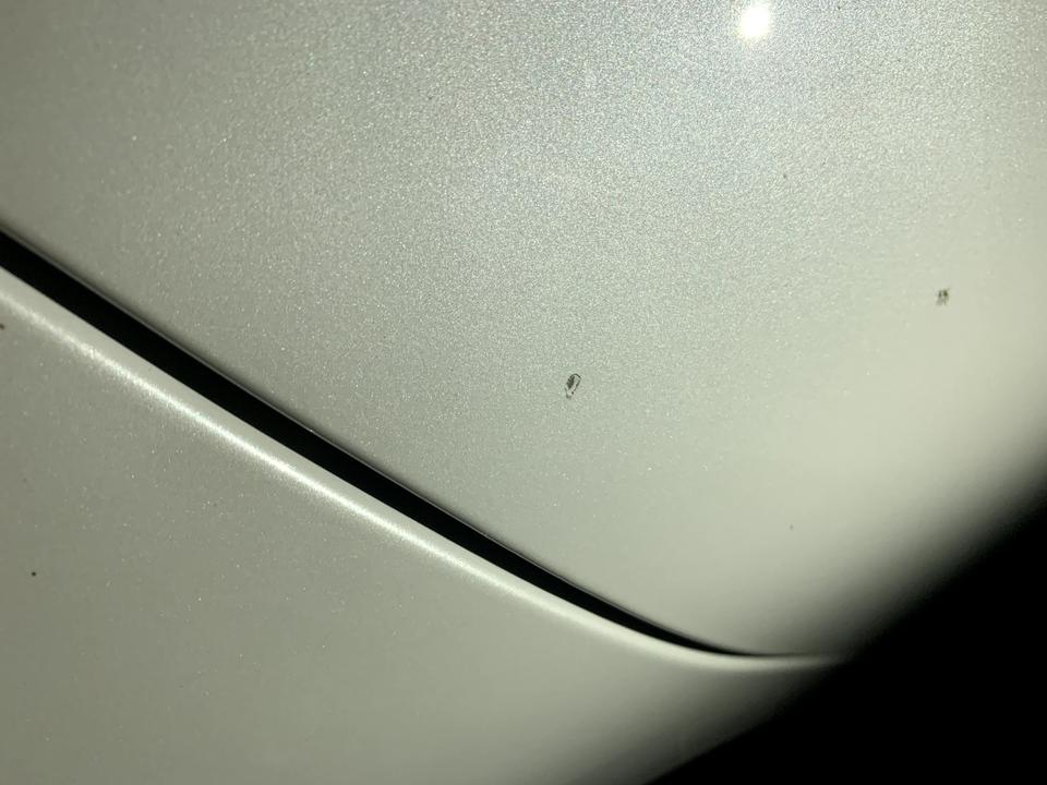 宝马3系 ，后车门被其它车开门磕伤了底漆，虽然就一个小点，这种情况一般是怎么处理，用点漆笔？这个小点会影响保值