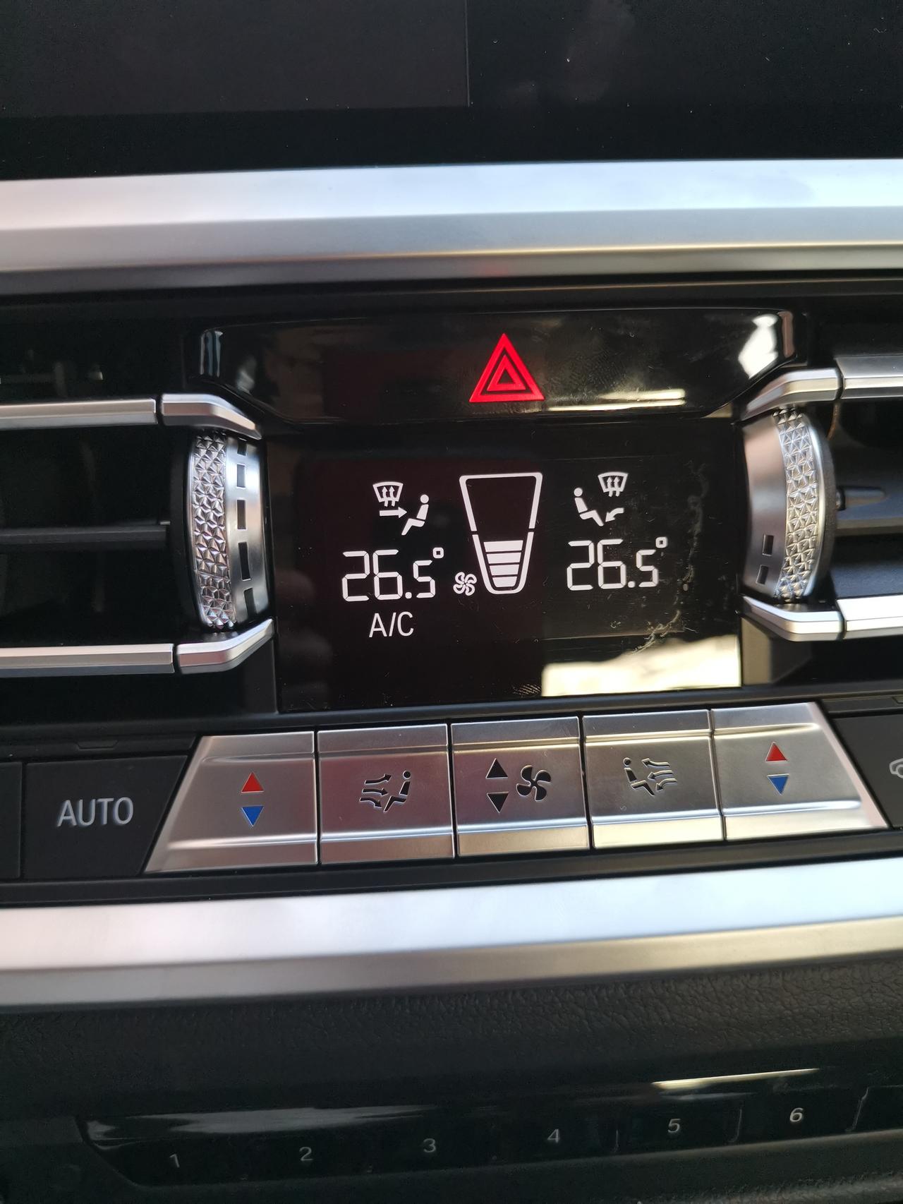 宝马3系 新3系：天冷了，怎么关闭空调，只进热风啊？这个AC是关不了么？