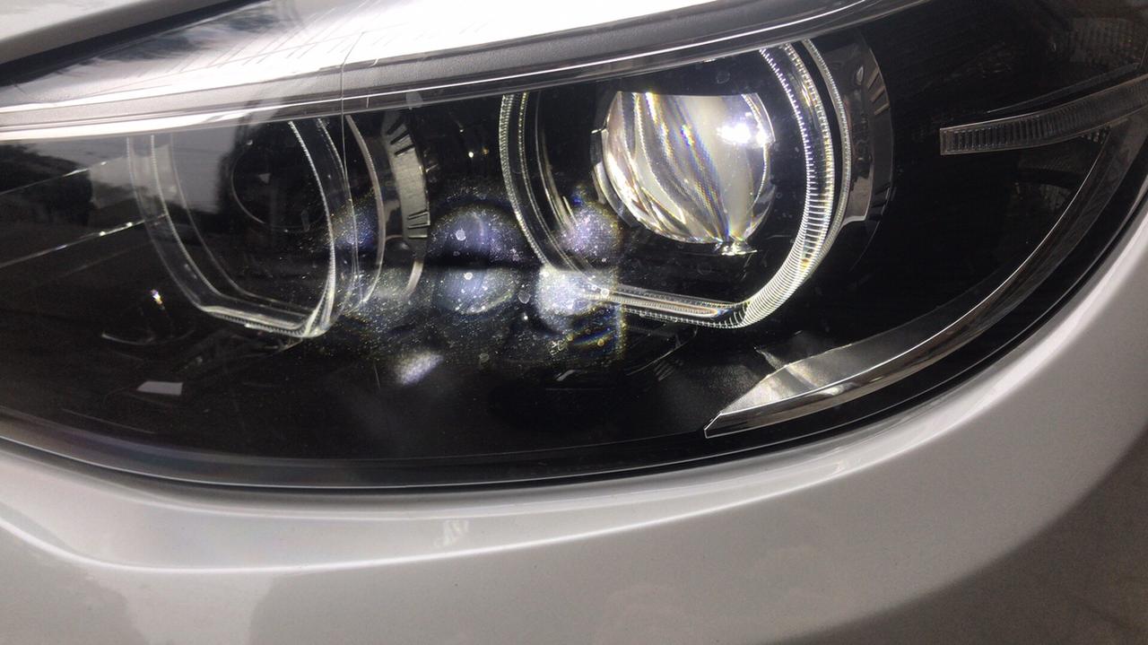 宝马3系 新车车头灯开灯照射会出现这种灯印算正常吗 擦不了好像是在里面的