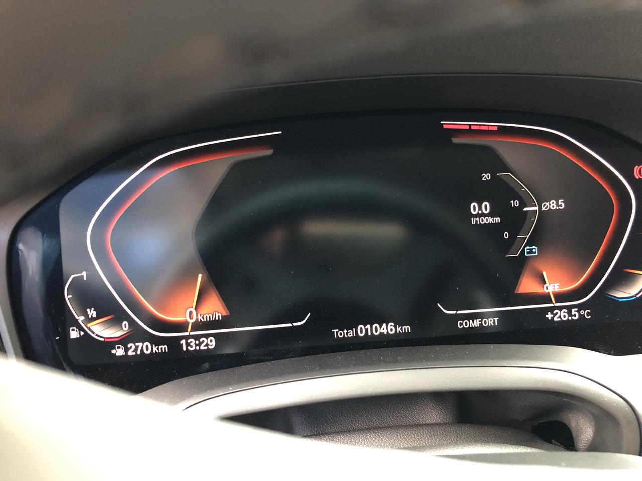 宝马3系 驻车熄火，想在车里呆一会，这个屏幕怎么关掉，按了启动键不行，连按两下也不行，还有按音量键也不行