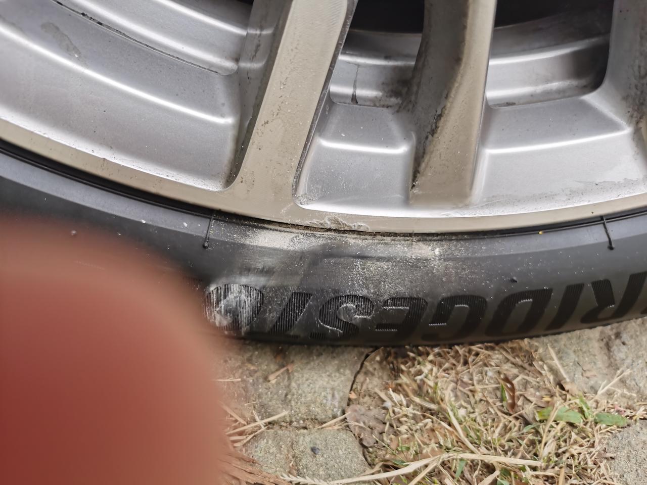 宝马3系 碰到马路牙子上了，轮毂受损，影响安全吗