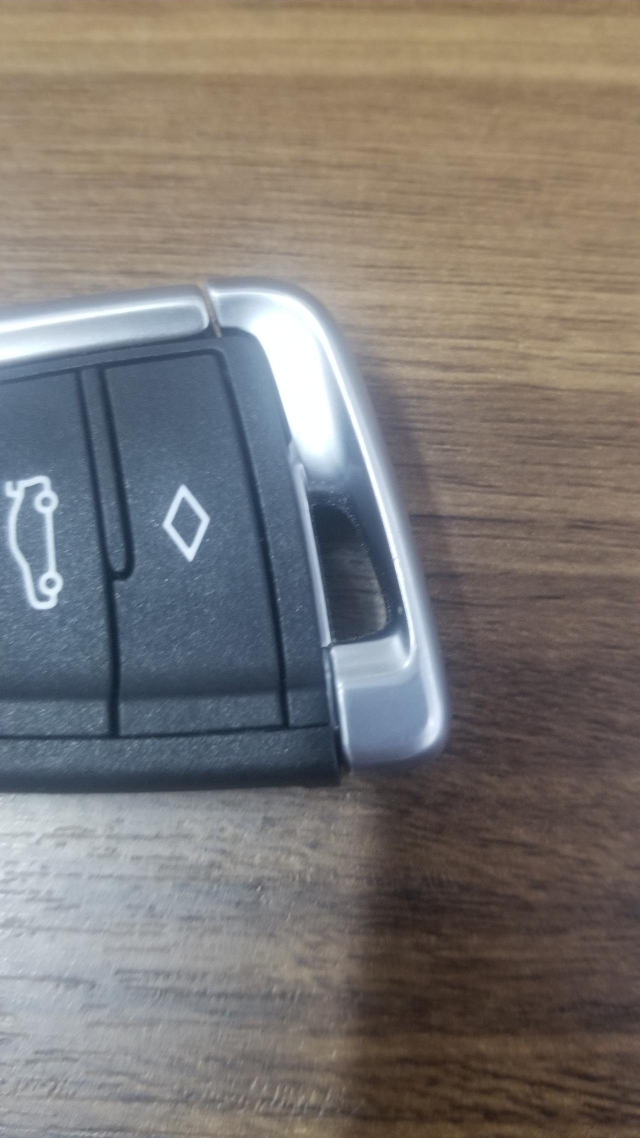 宝马3系车钥匙 想问问 你们的钥匙缝隙大不 车就是机械钥匙那块还能晃