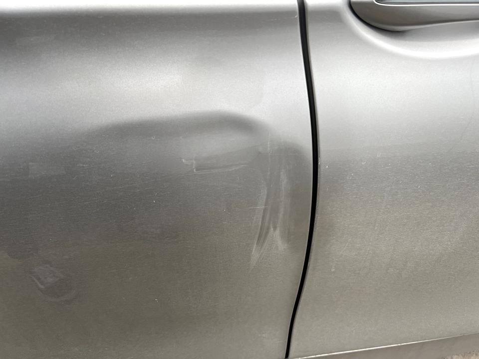 宝马5系 看看 车门撞柱子上凹陷了 没有掉漆 这个无痕修复可以吗