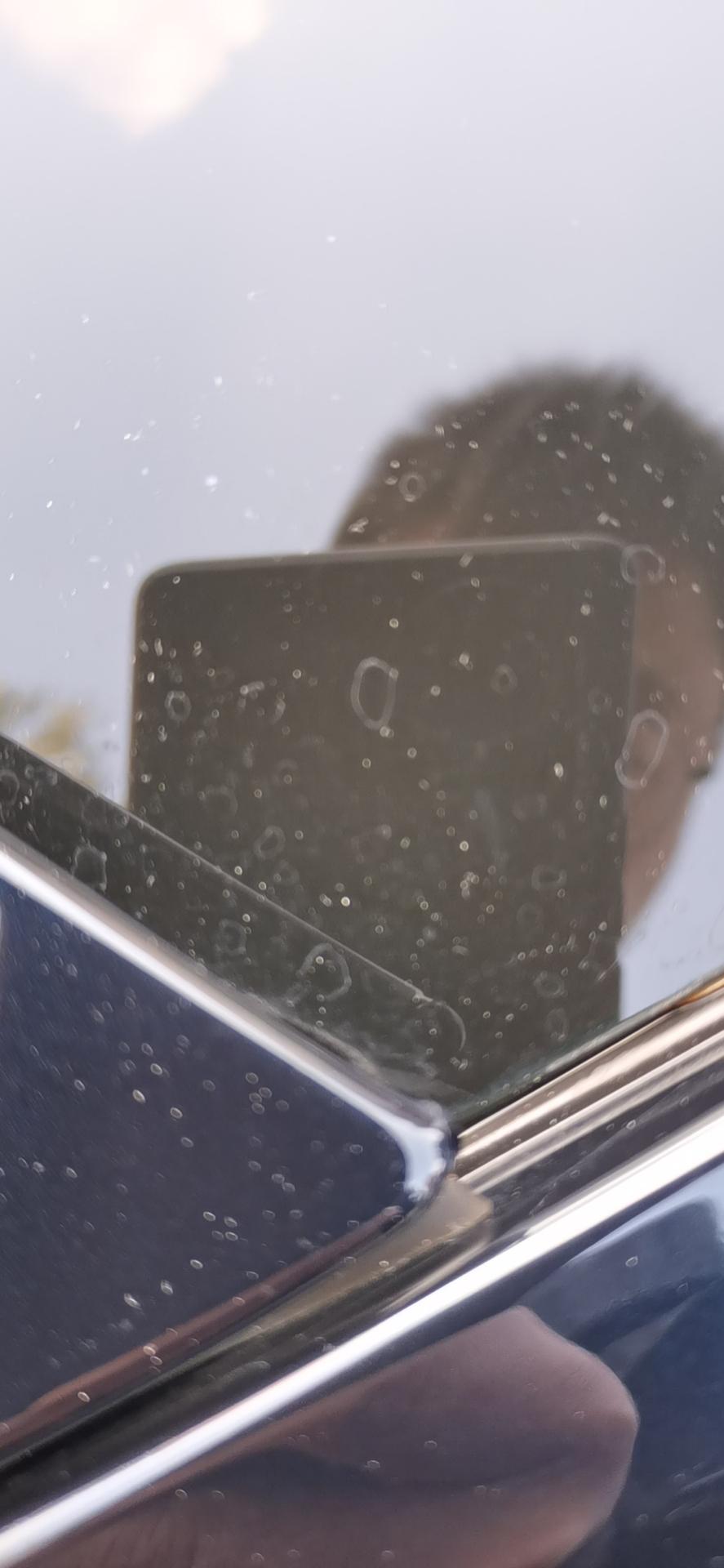 宝马5系 车玻璃和车子都有一点一点印子洗车都擦不掉，是什么问题