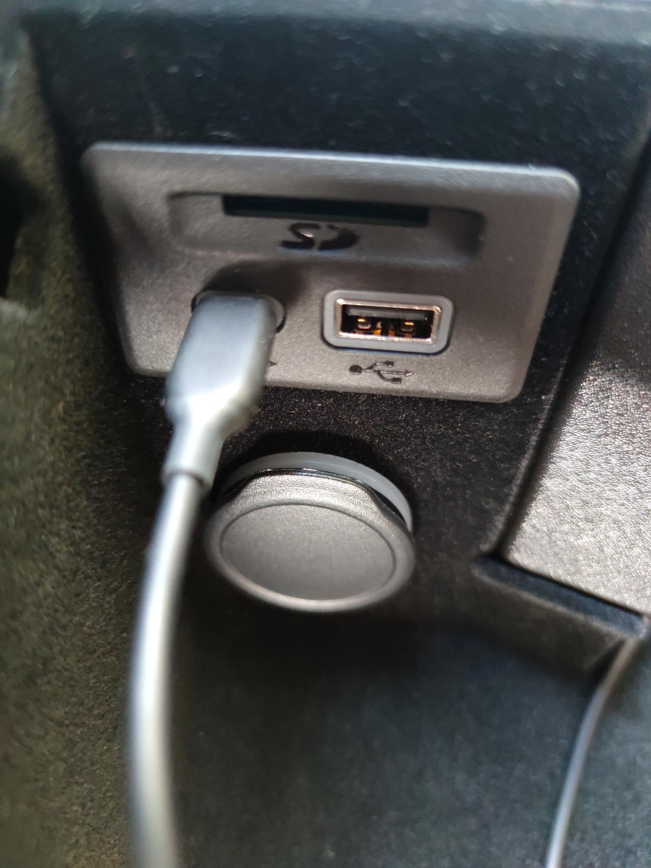 凯迪拉克CT5豪华版扶手箱里面有两个USB口，一个大口，一个type-c，手机插进type-c里可以充电，手机查到大口那