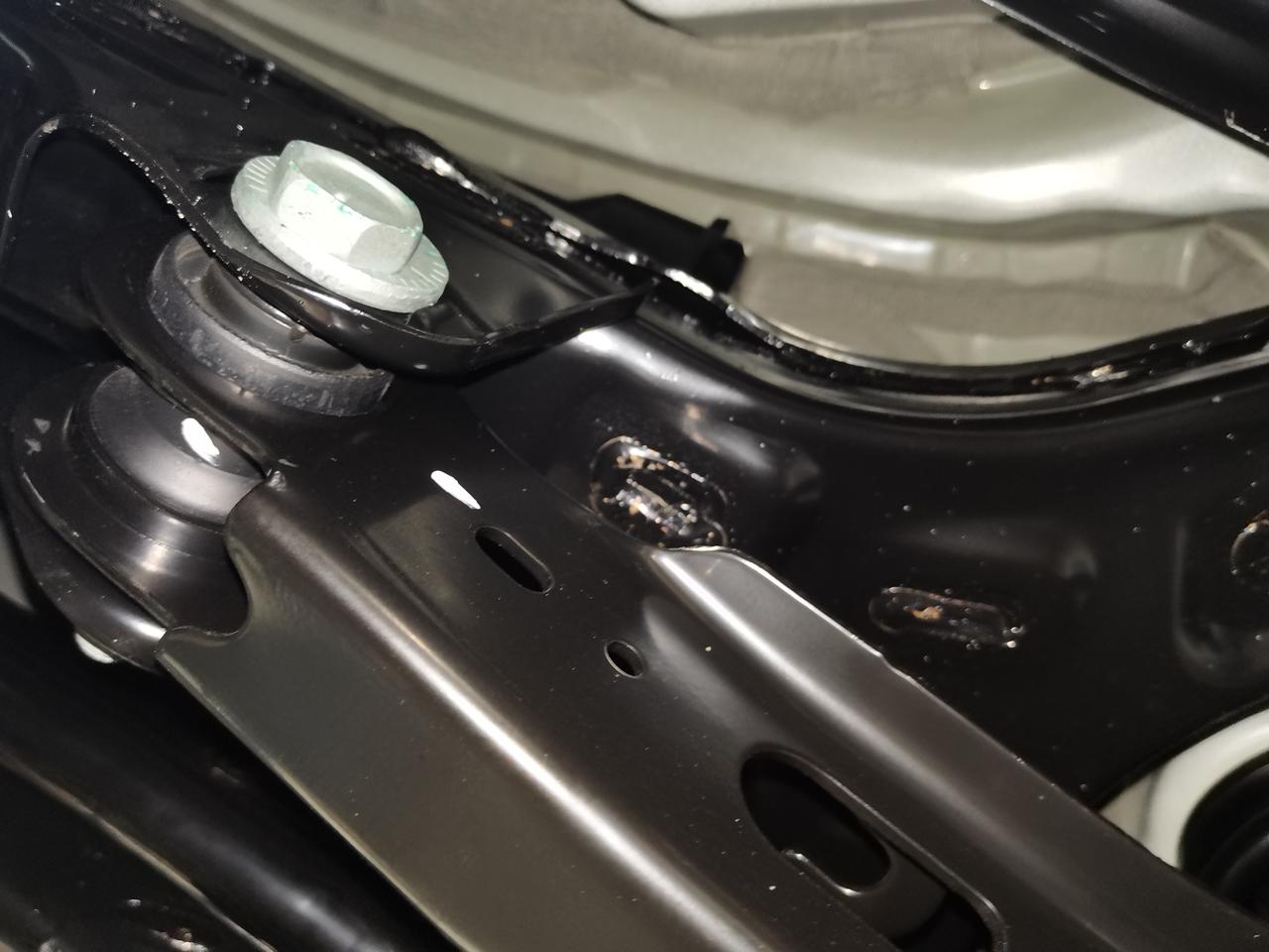 凯美瑞新车验车时发现底盘焊接处掉漆生锈正常吗